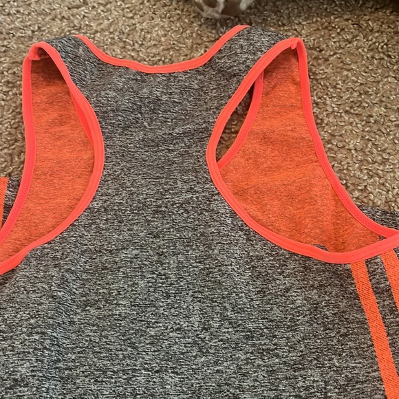 2 pairs of leggings with matching racer back tank - Picture 8 of 8